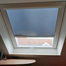 Dachfensterollo mit Blend & Hitzeschutzfolie
